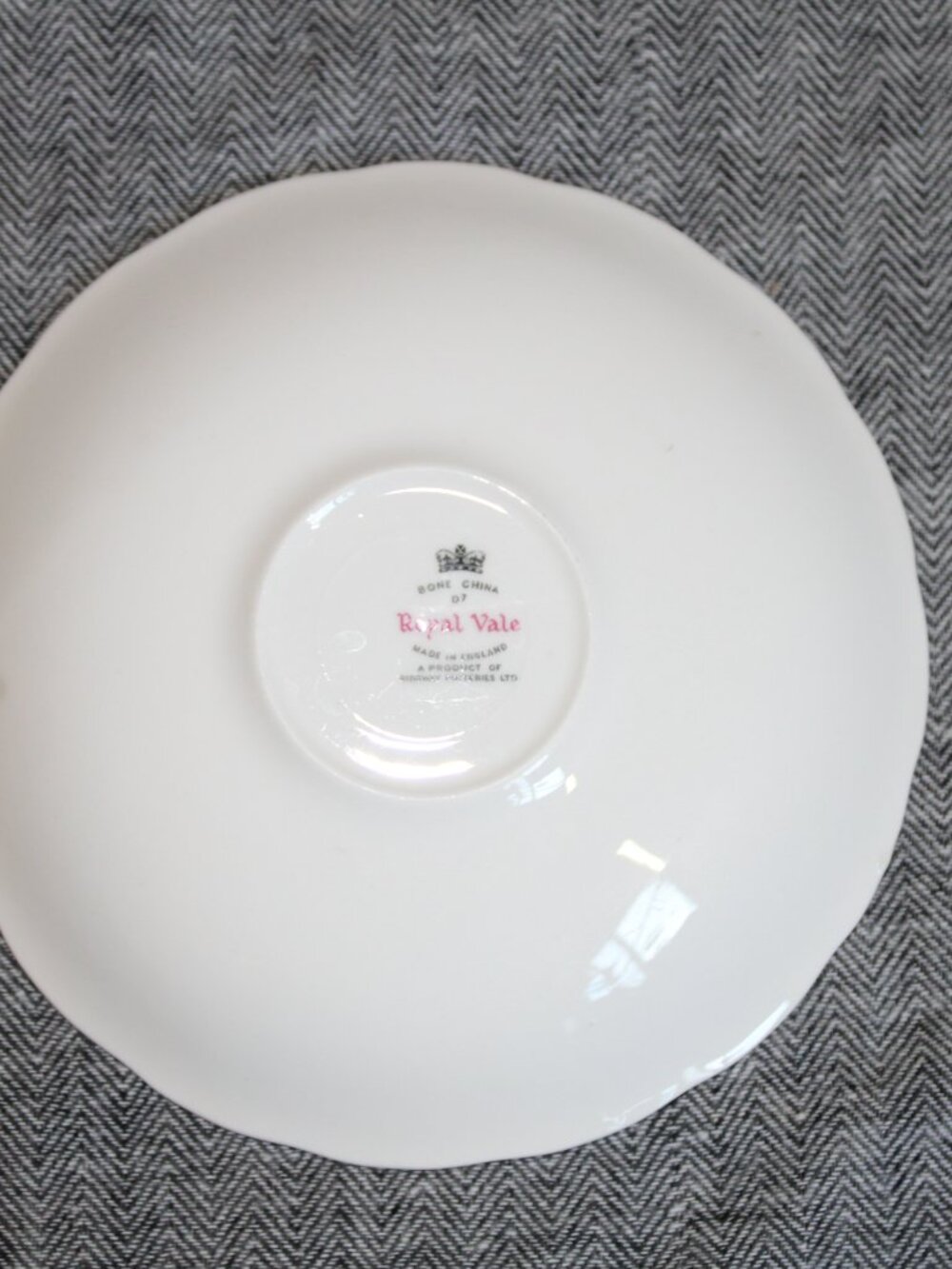 Vintage/MCM Royal Vale Red Roses White China Saucer w/ Gold Rims - Picture 6 of 14